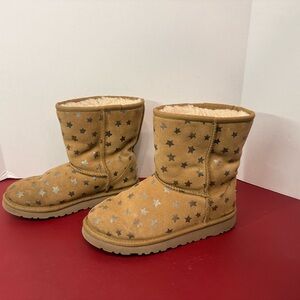 UGG Girls Classic Short II Stars Boot Size 4 Chestnut Suede
